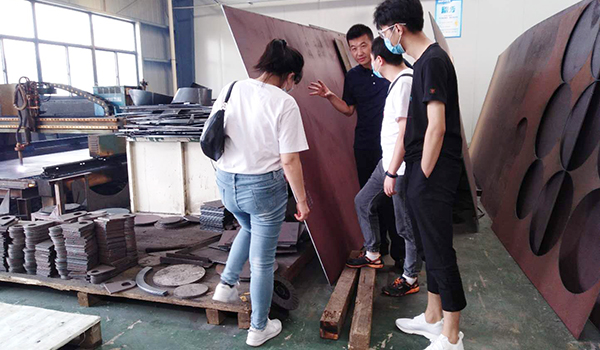 客户在佰斯拓二厂考察离心风机生产车间的板料板材及生产工艺